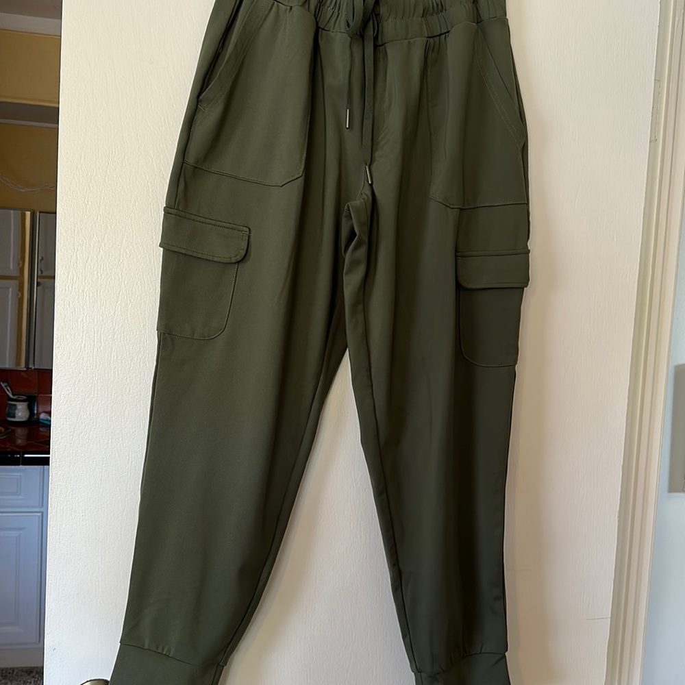 Athletic pants, cargo pockets